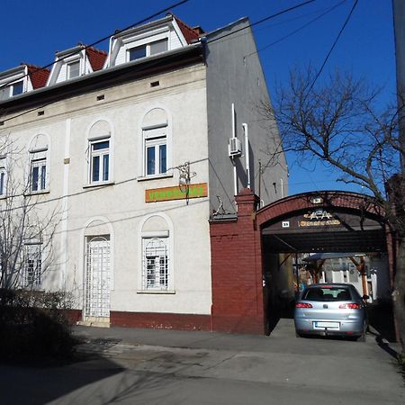 Garden Szivarvany Utcai Vendeghaz Segedin Dış mekan fotoğraf